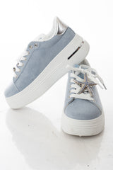 modella indossando Sneakers platform con charm gioiello luminoso e suola alta Blu Jeans colore Blu Jeans