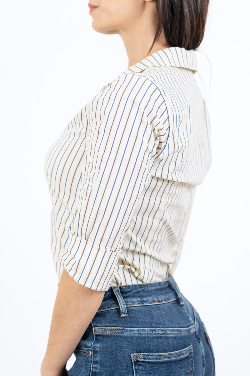 modella indossando Camicia rigata avvitata in cotone – giallo colore