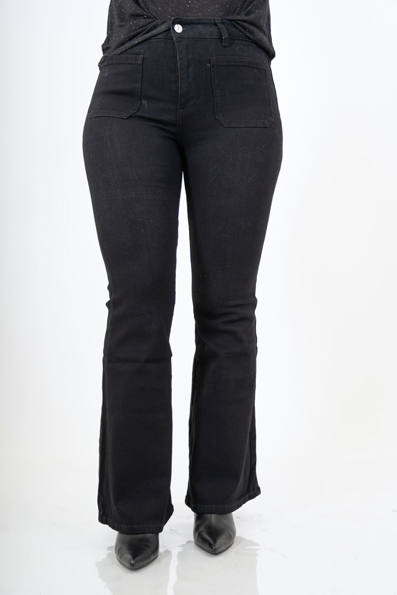 modella indossando Jeans zampa nero elasticizzato con tasche a toppa stile vintage colore