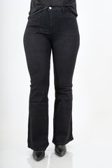 modella indossando Jeans zampa nero elasticizzato con tasche a toppa stile vintage colore