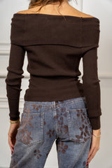 modella indossando Maglia Liora scollo Bardot colore