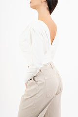 modella indossando Maglia crop drappeggiata con doppio scollo incrociato e spalle strutturate colore