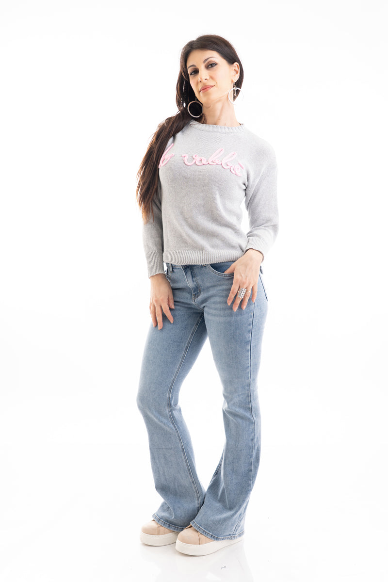 modella indossando Maglia over 100% cotone con scritta ricamata “No Vabbé” colore