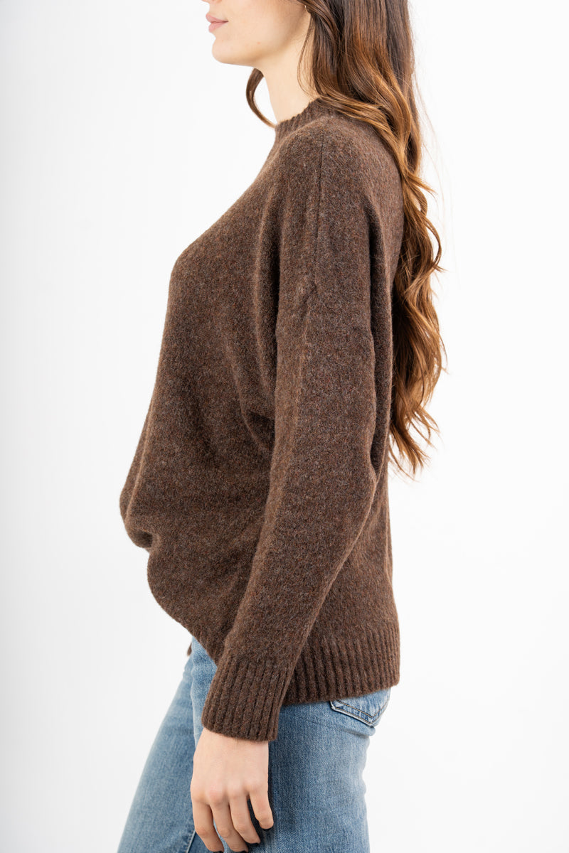 modella indossando Maglia girocollo morbida a spalla scesa in filato caldo colore