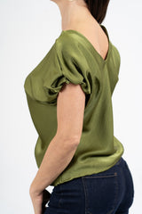 modella indossando Blusa effetto raso cangiante con scollo V e manica con cucitura interna colore