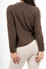 modella indossando Maglione girocollo “No vabbè” in misto lana ricamato colore