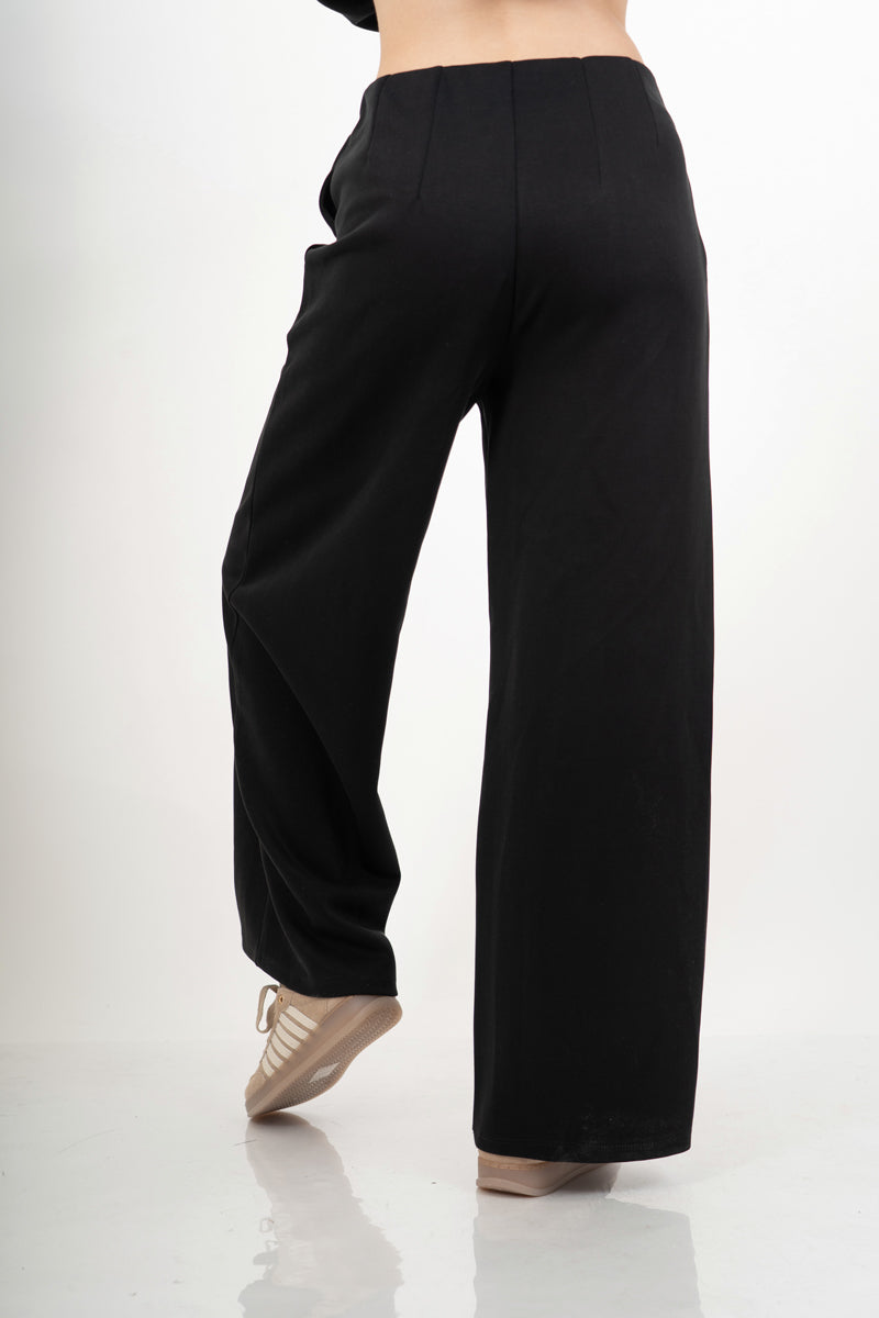 modella indossando Pantalone palazzo in felpa elasticizzata con nervio centrale colore