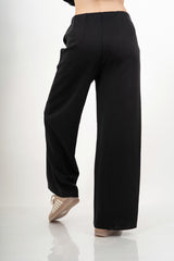 modella indossando Pantalone palazzo in felpa elasticizzata con nervio centrale colore