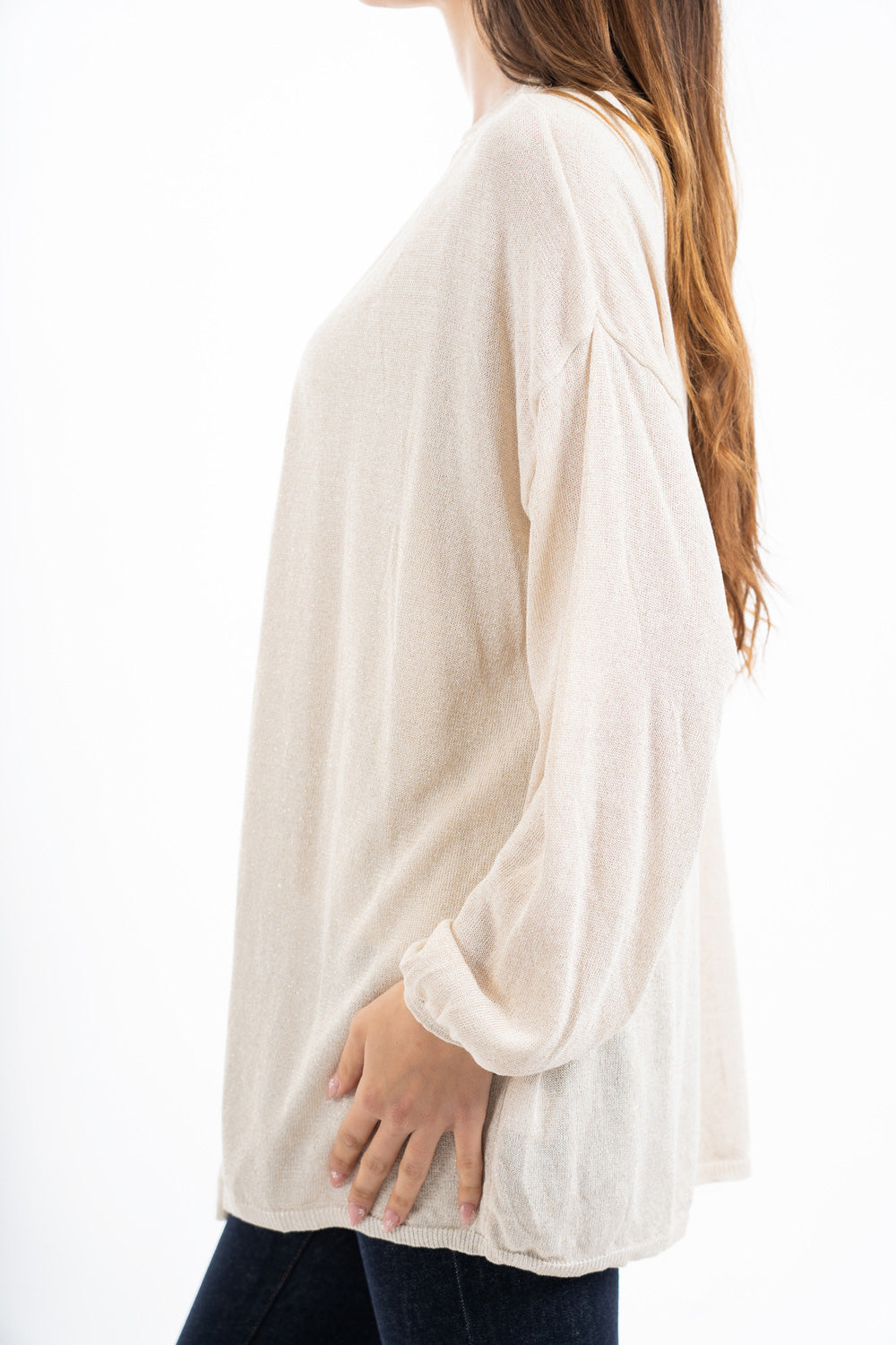 modella indossando Cardigan aperto in filato lurex leggero manica lunga colore