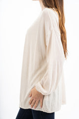modella indossando Cardigan aperto in filato lurex leggero manica lunga colore