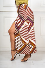 modella indossando Gonna Lunga a Portafoglio Fantasia Geometrica Bordeaux Made in Italy colore