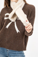 modella indossando Stola in eco-pelliccia morbida colore Avorio Unica