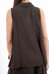 modella indossando Camicia smanicata svasata in viscosa EasyWave no stiro con bottoni colore