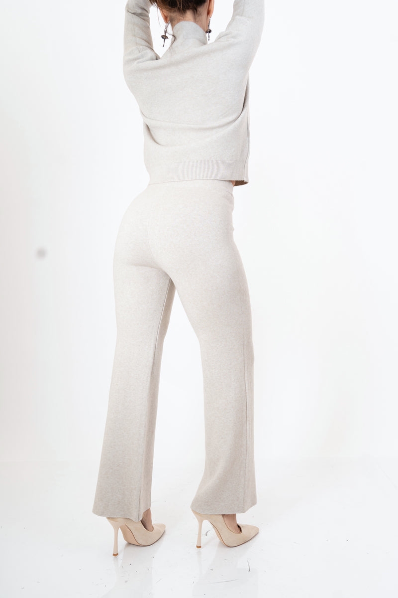 modella indossando Completo maglia e pantalone in filato misto viscosa colore