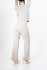 modella indossando Completo maglia e pantalone in filato misto viscosa colore