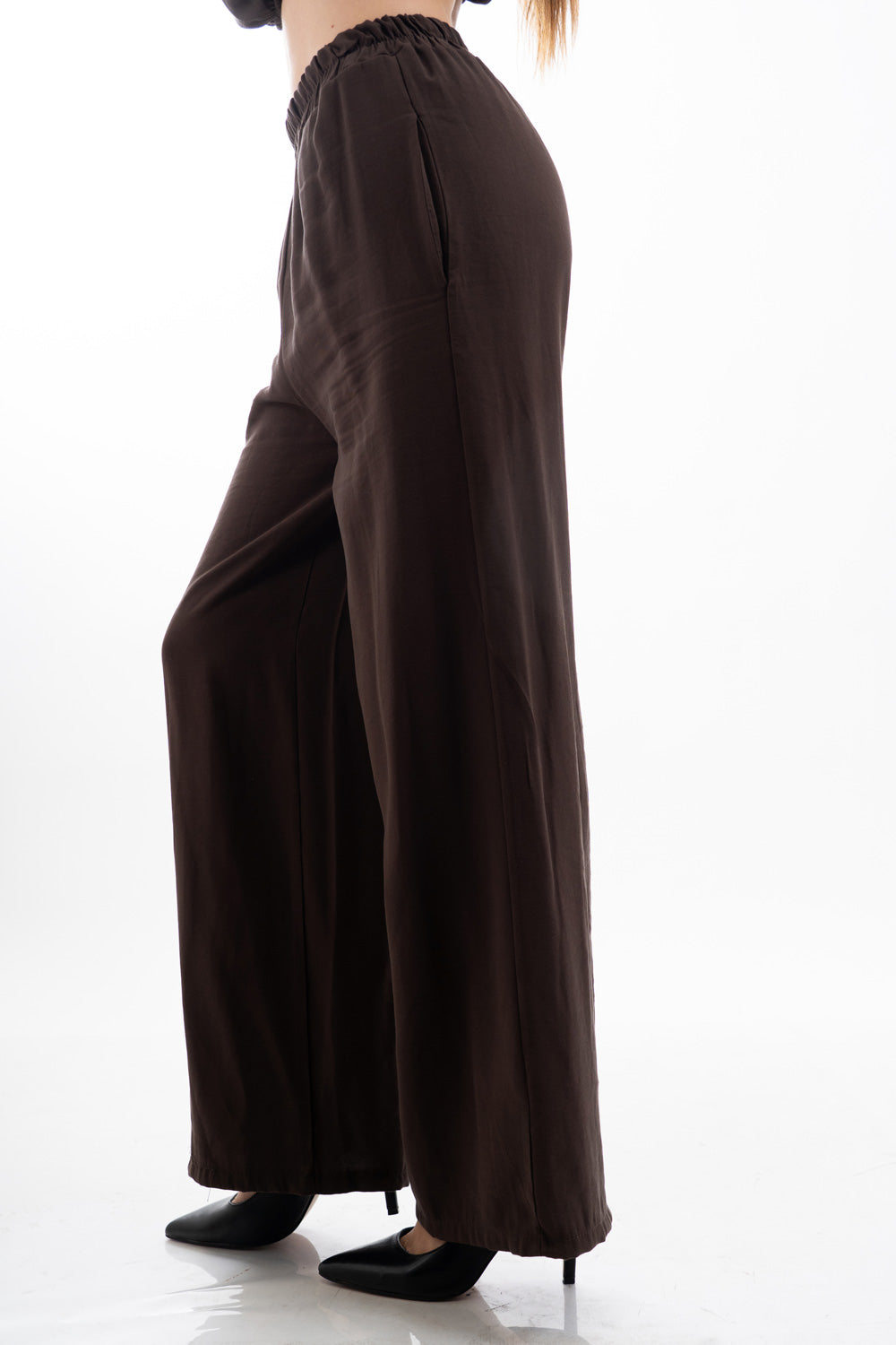 modella indossando Pantalone palazzo con elastico in vita in tela fluida misto viscosa colore Marrone Unica