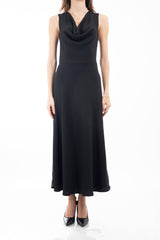 modella indossando Abito lungo smanicato con scollo drappeggiato e taglio in vita Nero colore Nero