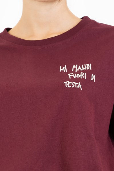 T-shirt in cotone con ricamo “mi mandi fuori di testa”