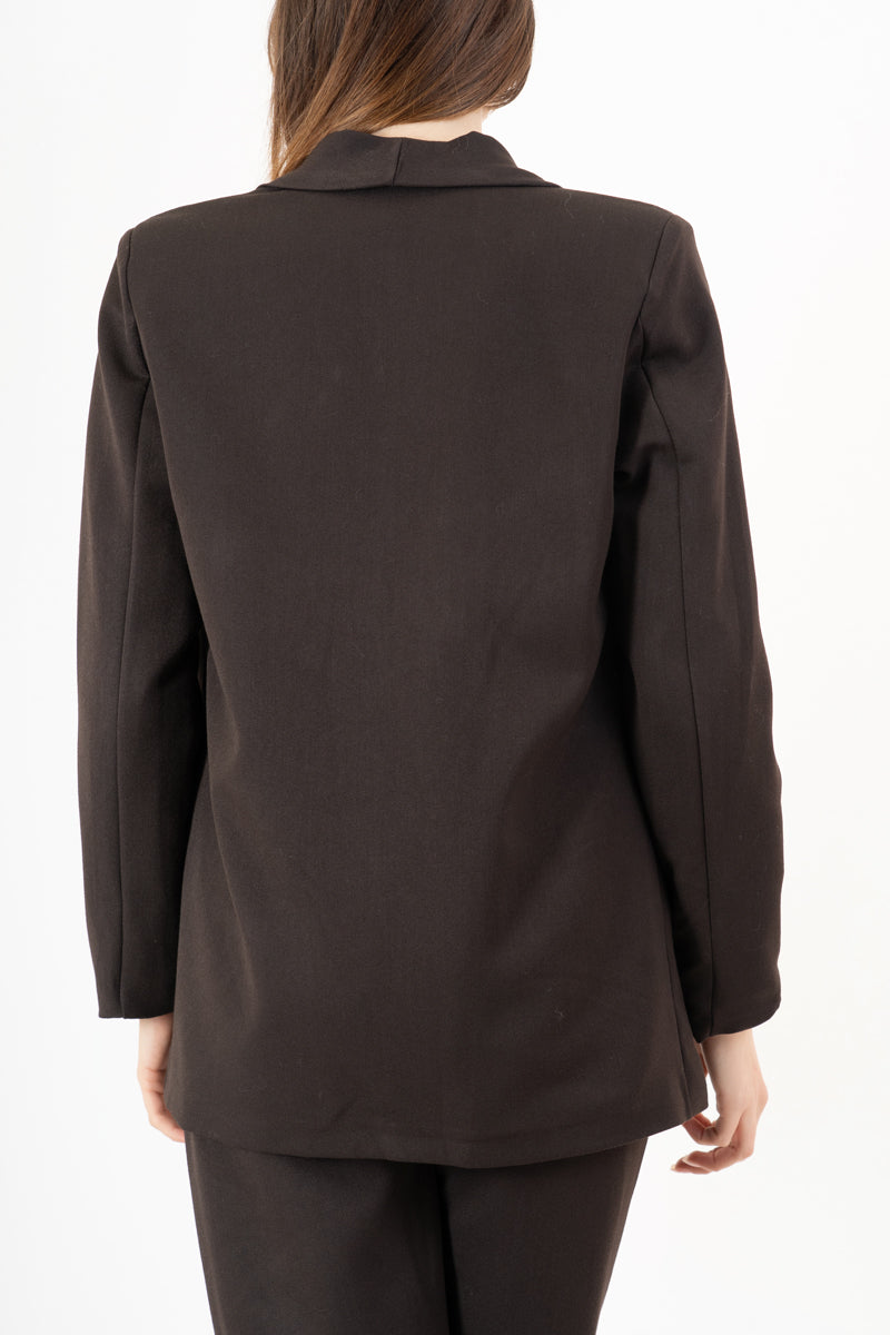 modella indossando Giacca aperta in poliviscosa con bavero lungo e fodera gessata – Marrone colore