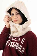 modella indossando Cappuccio scaldacollo in pelliccia sintetica ultra soft colore Beige Unica