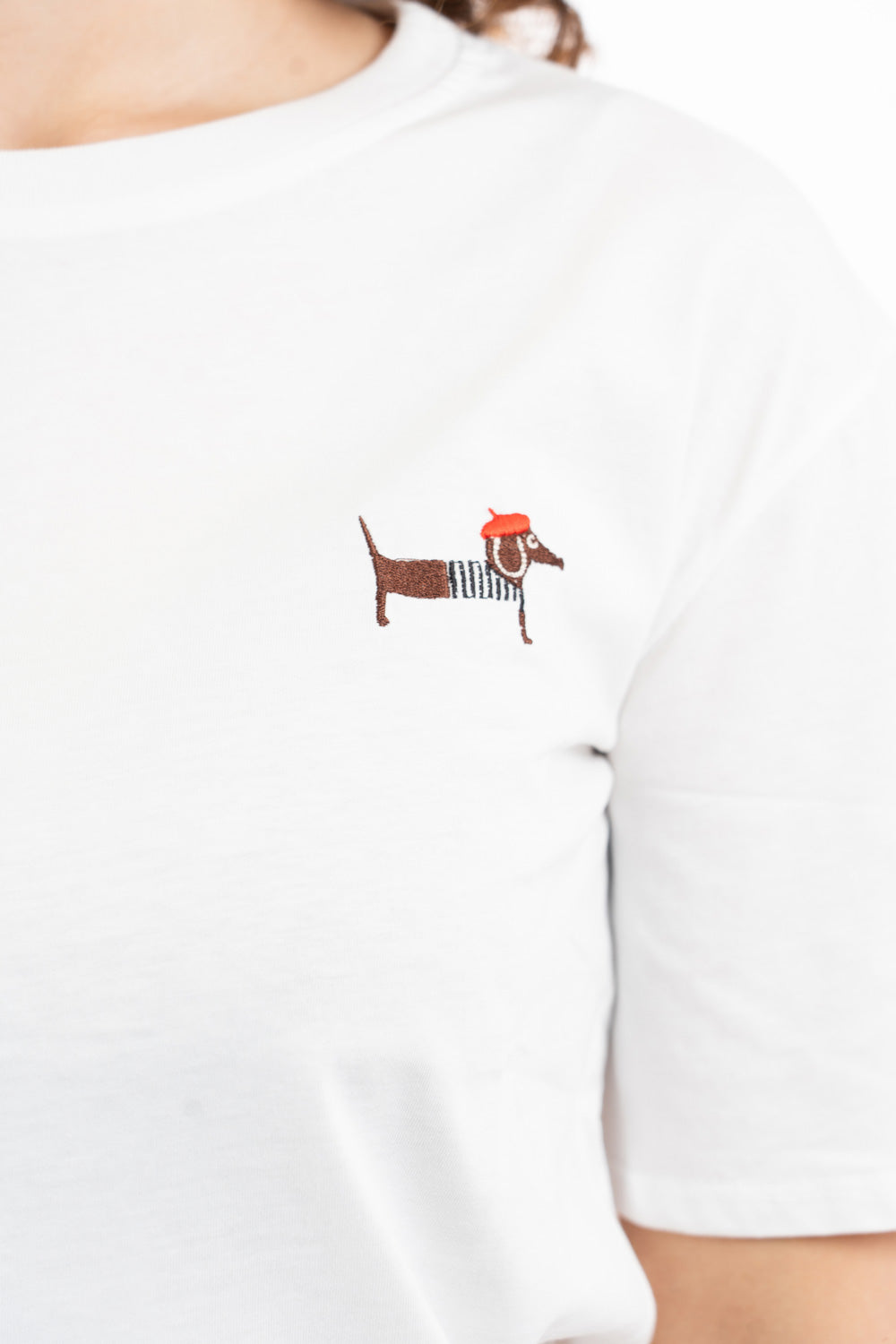 modella indossando T-shirt in cotone con ricamo bassotto Made in Italy colore