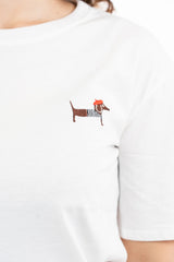 modella indossando T-shirt in cotone con ricamo bassotto Made in Italy colore