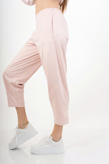 modella indossando Pantalone cropped in tessuto effetto dainetto elasticizzato colore Rosa Unica