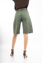 modella indossando Bermuda morbido con tasche applicate in cotone elasticizzato e cintura colore