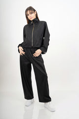 modella indossando Pantalone wide leg in tessuto effetto dainetto elasticizzato colore