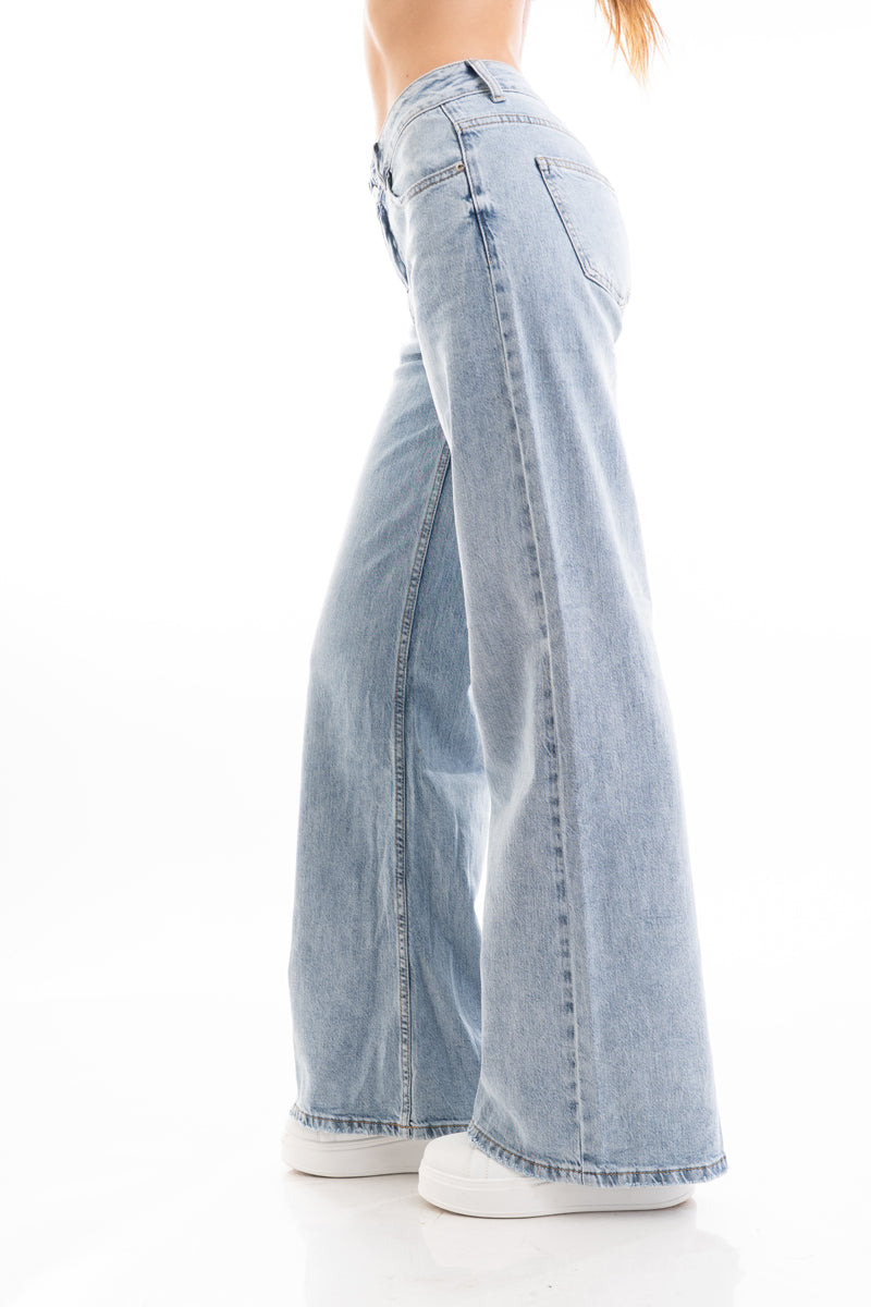 modella indossando Jeans wide leg vita bassa in denim con lyocell colore Denim Medio