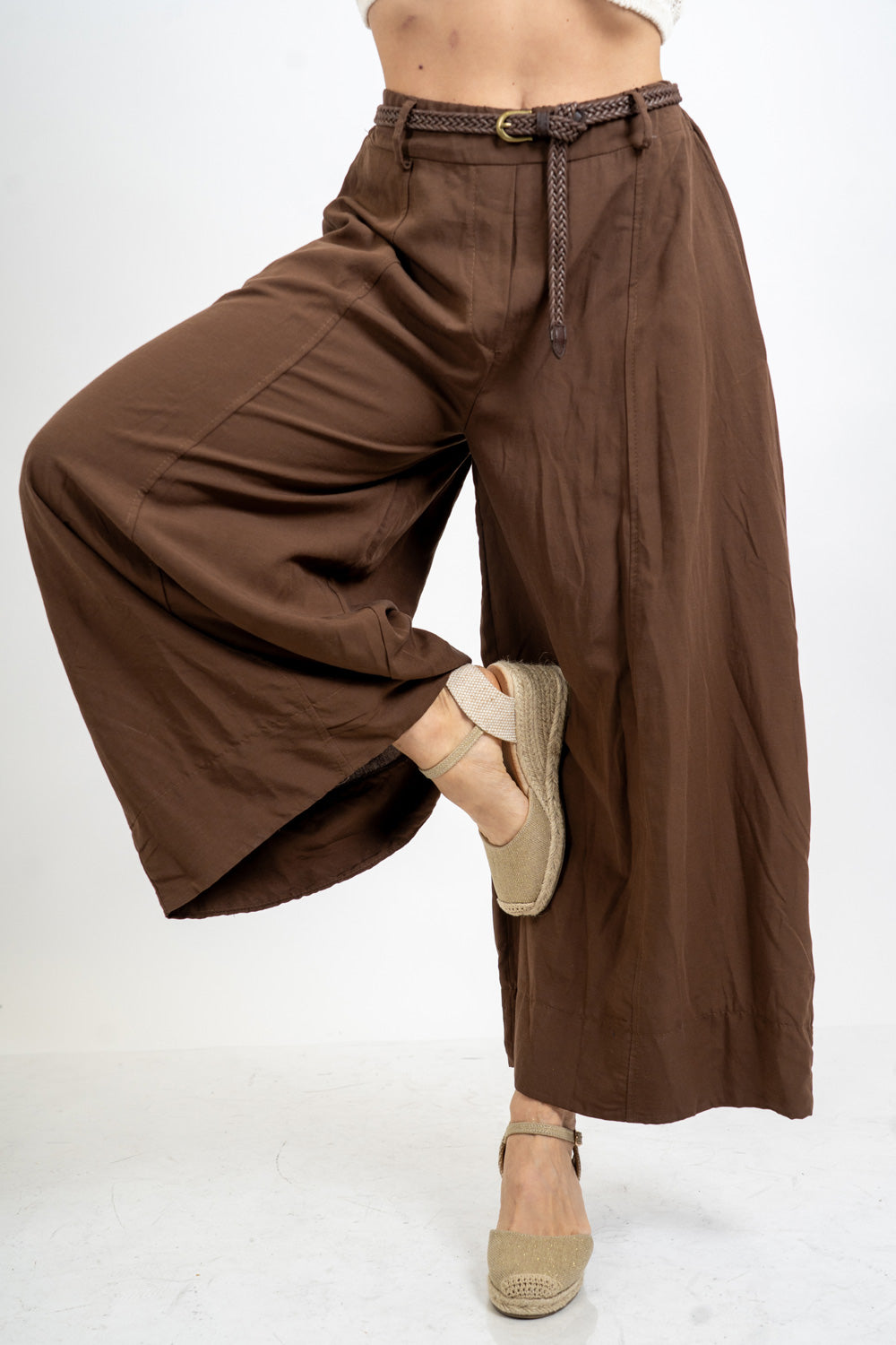 Pantalone balloon cropped in misto lino con cintura intrecciata.