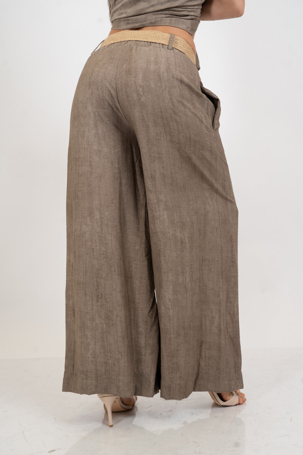 Pantalone palazzo effetto lino delavé con cintura intrecciata.