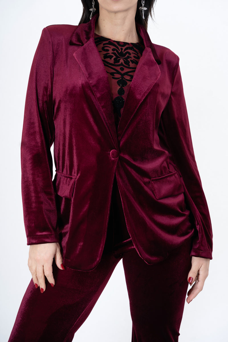 modella indossando Giacca in velluto liscio elasticizzato con bottone rivestito colore BORDEAUX Unica