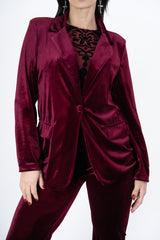 modella indossando Giacca in velluto liscio elasticizzato con bottone rivestito colore BORDEAUX Unica