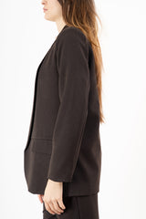 modella indossando Giacca aperta in poliviscosa con bavero lungo e fodera gessata – Marrone colore