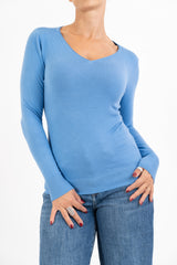modella indossando Maglia Dream Basic Scollo a V in Viscosa colore Blu Tampone Unica