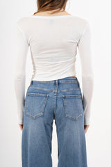 modella indossando Maglia corta serafino in cotone elasticizzato colore