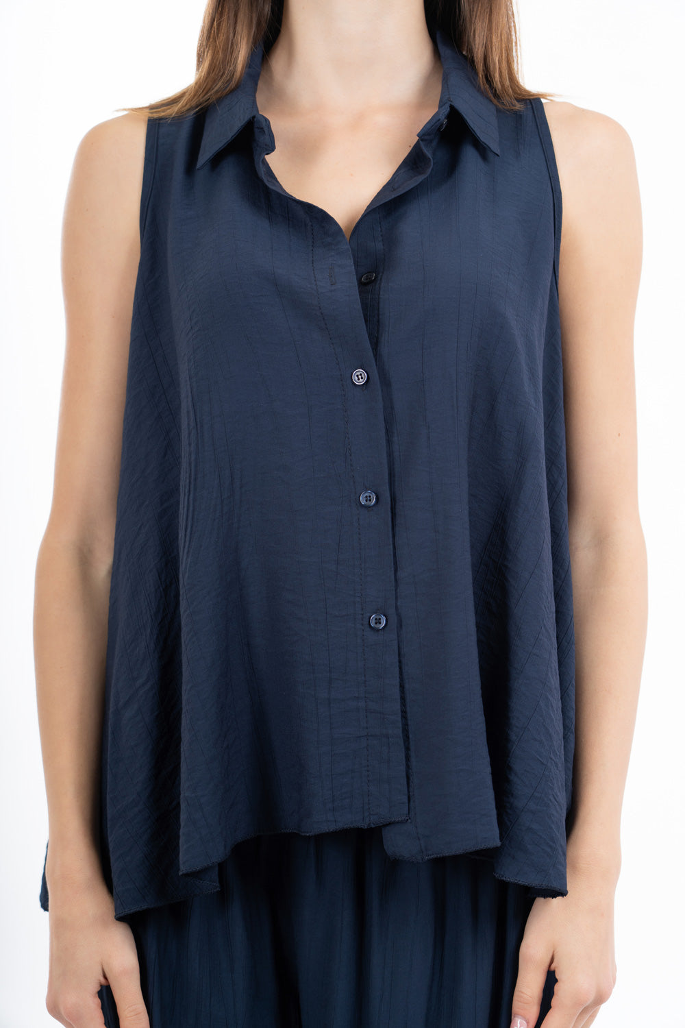 modella indossando Camicia smanicata svasata in viscosa EasyWave no stiro con bottoni colore Blu Unica