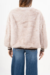 modella indossando Giacca in eco-pelliccia con profili a coste rigate e bottoni dorati colore