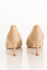 modella indossando Décolleté beige con fibbia dorata e tacco sagomato colore