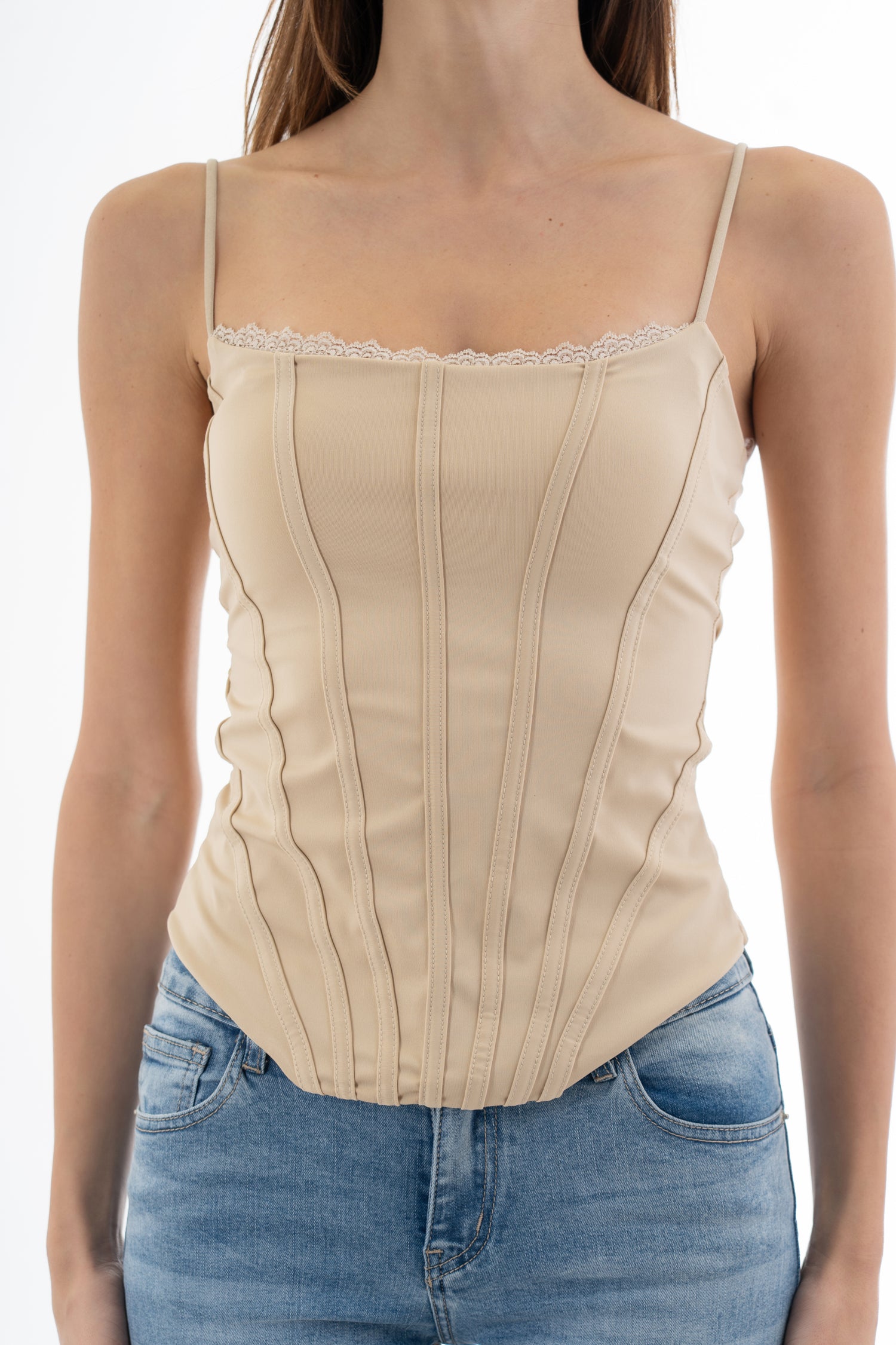 modella indossando Top effetto bustier in maglina elasticizzata con cuciture a vista e passamaneria colore Beige Unica