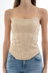 modella indossando Top effetto bustier in maglina elasticizzata con cuciture a vista e passamaneria colore Beige Unica