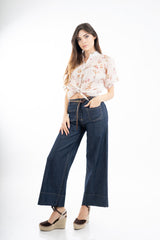 modella indossando Camicia in tencel leggera con colletto coreano e manica corta morbida fantasia floreale colore