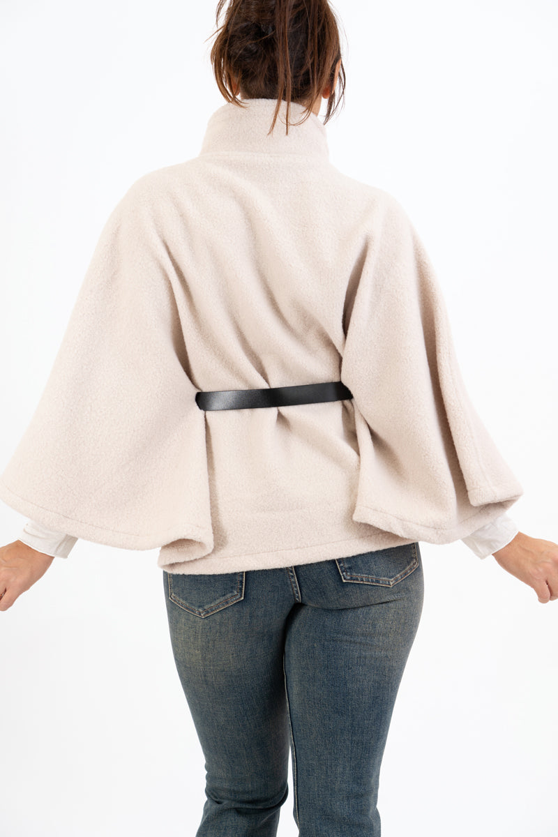 modella indossando Mantella GoldBelt con collo alto e cintura colore