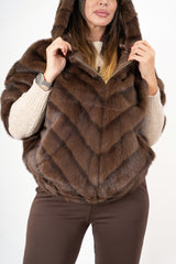 modella indossando Giacca over ecopelliccia con zip dorata e manica tre quarti colore Marrone Unica