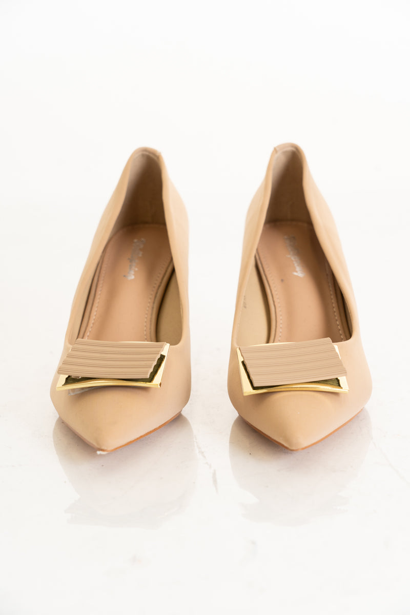 modella indossando Décolleté beige con fibbia dorata e tacco sagomato colore