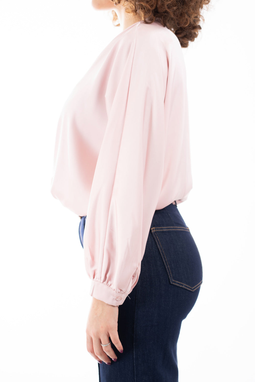 modella indossando Blusa in raso fluido con scollatura incrociata e maniche a palloncino colore