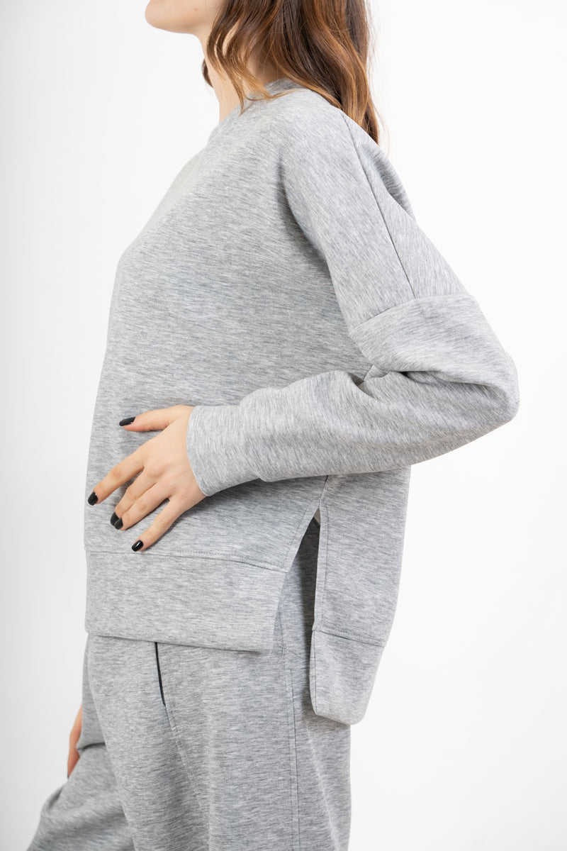 modella indossando Felpa girocollo in misto viscosa con spacchi laterali colore