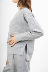 modella indossando Felpa girocollo in misto viscosa con spacchi laterali colore
