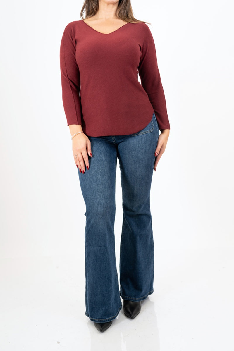 modella indossando Maglia SoftVibe in misto viscosa scollo a V colore